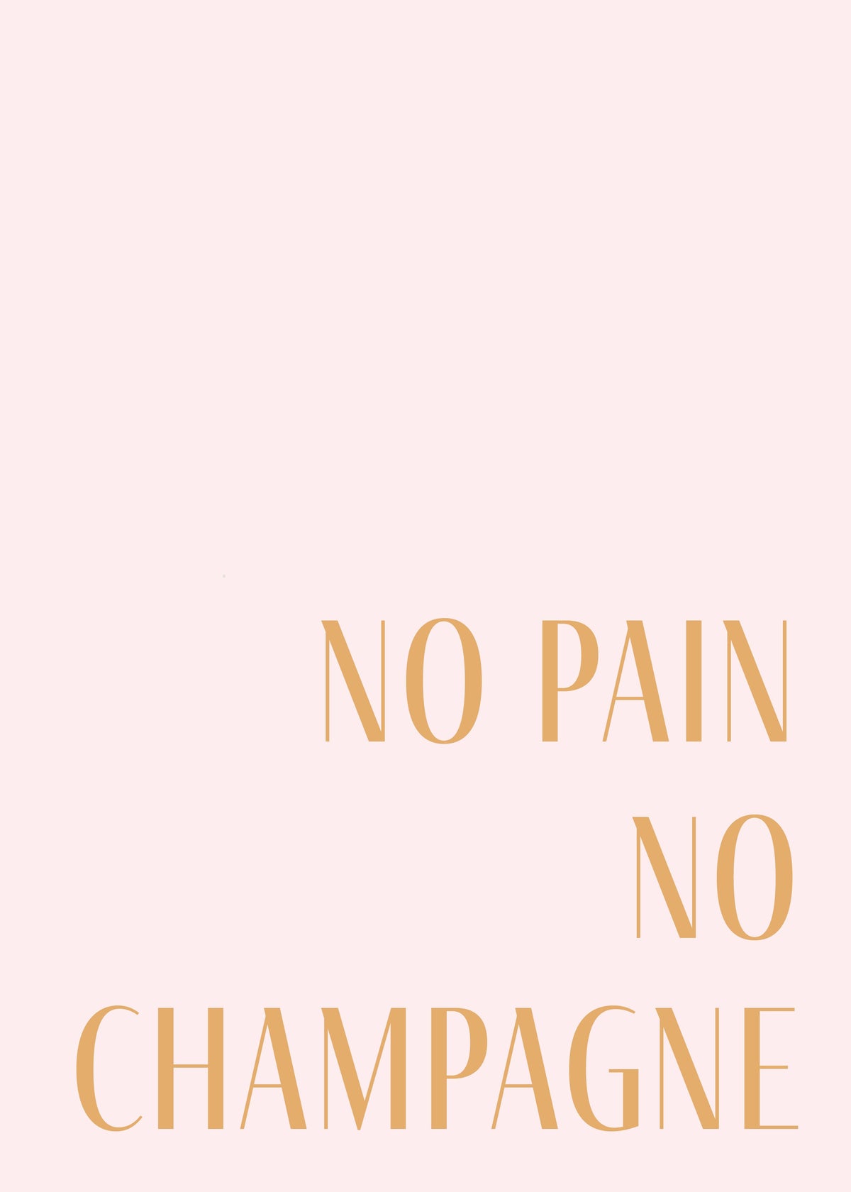 Plakaten "No pain no champagne - rosa" fra Posters har et minimalistisk design med en lyserød baggrund og guldfarvet, højrejusteret tekst med store bogstaver, hvor der står: INGEN SMERTE INGEN CHAMPAGNE.